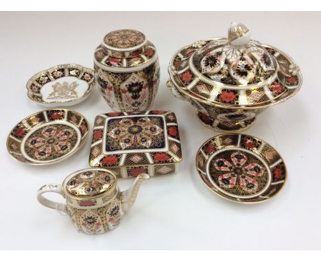 Royal Crown Derby 1128 pattern: a small tureen and cover, a trinket box and cover, a ginger jar and cover, two pin trays, a m