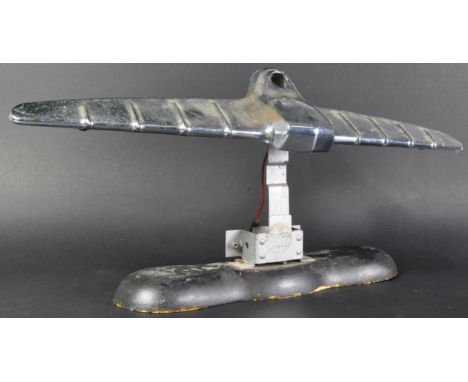 An unusual mid-20th Century Art Deco style aviation (or possibly car mascot) interest desk lamp. Featuring a large winged chr