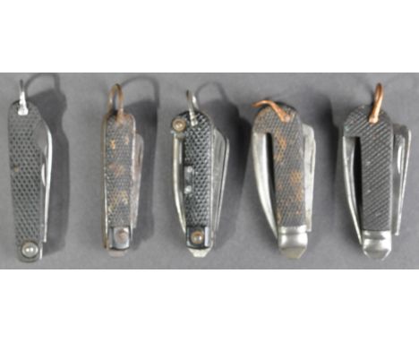 A collection of x6 assorted WWII Second World War period British Army Jack knives. Each knife with a Bakelite grip, and vario