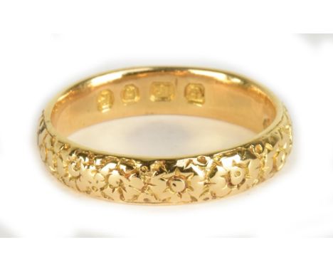 An 18ct yellow gold wedding band, with floral banded decoration, size K, approx 3.7g.Additional InformationIt is in good cond