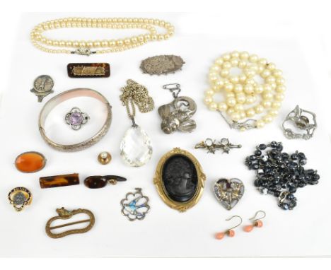 A small quantity of costume jewellery including Scottish heart shaped brooch (af), simulated pearls, various brooches, hinged