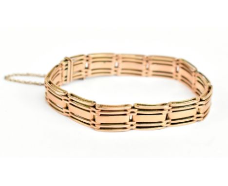 A 9ct yellow gold gate link bracelet with safety chain, approx 20.2g.Additional InformationVery little give in the bracelet s