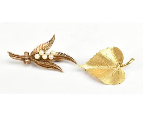 A 9ct yellow gold fern leaf and pearl brooch, also a leaf brooch, combined approx 7.1g.Additional InformationDirt and tarnish