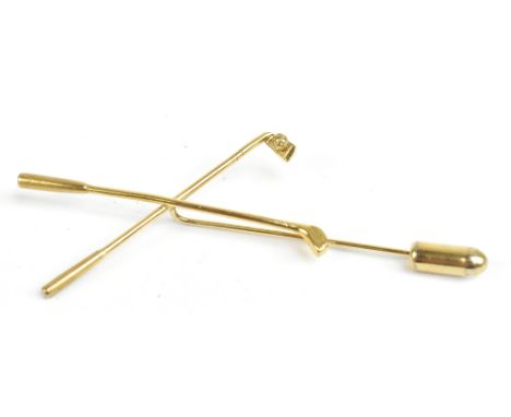 A 9ct yellow gold stick/pin brooch in the form of a pair of crossed gold clubs, length 7cm, approx 2.8g.Additional Informatio