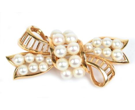 MIKIMOTO; a 14ct yellow gold and cultured pear ribbon tie bar brooch, length 5.5cm, approx 14g.Additional InformationStamped 