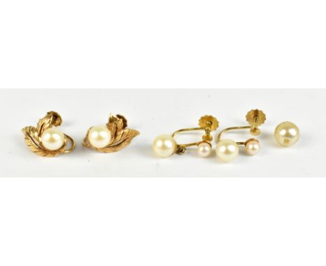 Two pairs of 9ct yellow gold and cultured fresh water pearl screw-back earrings, one pair with foliate detail, approx 4.9g.Ad