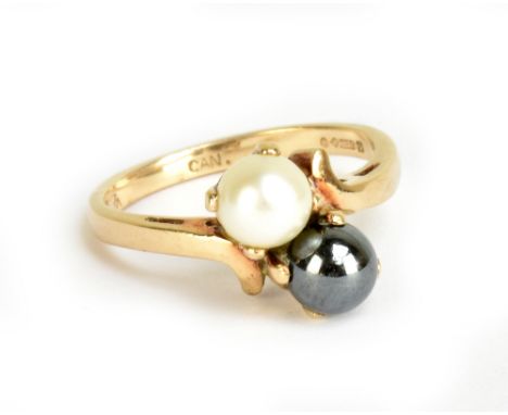 A 9ct yellow gold and twin coloured cultured pearl ring, size L, approx 3.3g.Additional InformationVery minor surface wear bu