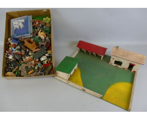Britains - quantity of loose Floral Garden accessories, together with various zoo/jungle animals, pool enclosure etc, and a q