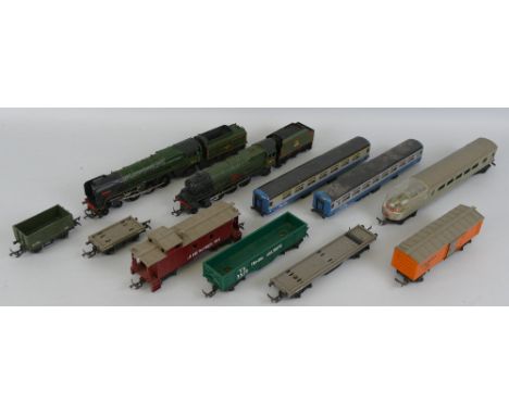 Tri-ang '00' gauge - Britannia Class 796F 4-6-2 locomotive and tender "Britannia", No.70000, Princess Class 4-6-2 locomotive 