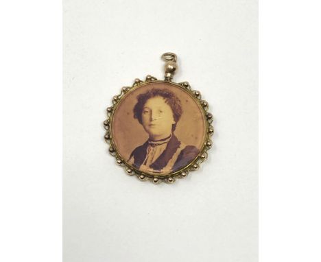 A yellow gold locket with DLI portrait
