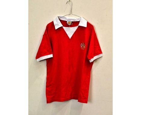 GEORGE BEST; a signed Manchester United 1970s retro style football shirt, signed verso, size M.Condition Report: Light creasi