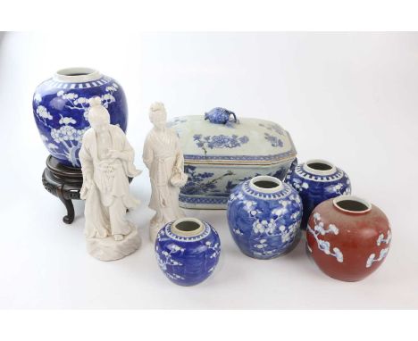 A Chinese export porcelain blue and white tureen and cover, with fruit finial and animal head handles, length 31cm, with five