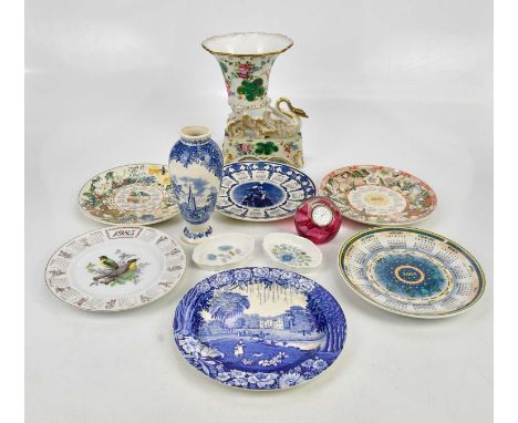 A small collection of ceramics to include Wedgwood Daily Mail calendar plates, a Enoch Woods &amp; Sons blue and white transf