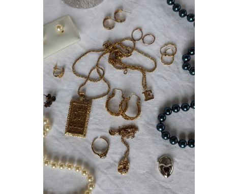 A 9ct gold ingot and chain, together with other 9ct gold chains, 9ct gold earrings, approximately 44.5 grams two 14k pendants