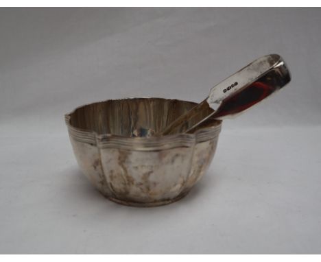 An Edward VII silver sugar basin with a reeded edge and lobed body, London, 1908, together with a pair of silver sugar nips, 
