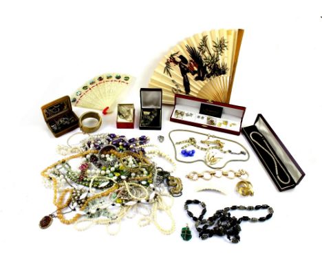 A quantity of vintage and modern costume jewellery to include necklaces, bracelets, brooches etc.