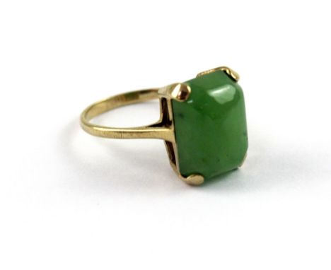 A 9ct yellow gold ladies' dress ring with large cabochon jade stone, size S, approx 5.5g.