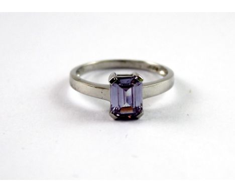 A 9ct white gold ladies' dress ring with an emerald-set lavender cubic zirconia, size P, approx 2.7g.