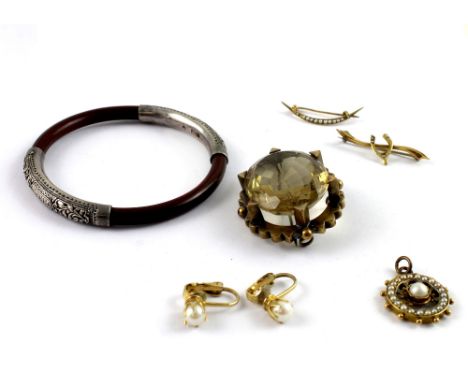 A small quantity of jewellery to include an Edwardian 9ct gold bar brooch, a pair of yellow metal pearl earrings, one yellow 