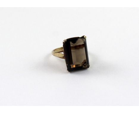 A 9ct yellow gold ladies' dress ring with emerald-cut smoky quartz stone, size O, approx 5.7g.