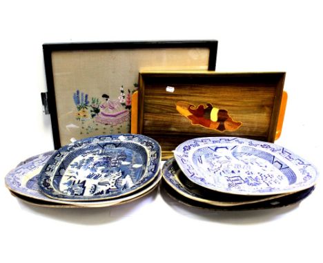 Six 19th century blue and white meat plates in the Chinoiserie style, two vintage trays to include an inlaid example with map