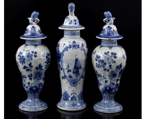 2 Porceleyne Fles Delft earthenware lidded vases with blue floral decor and lion on lid, model number 507, year letter 1890, 