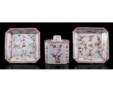 Porcelain 6-sided milk and blood tea caddy with floral decor, China Kangxi period ca. 1720, 10 cm high (lid missing) and 2 po