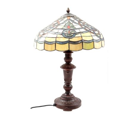 Tiffany style 2-light table lamp with stained glass shade with iridescent decor, 57 cm high