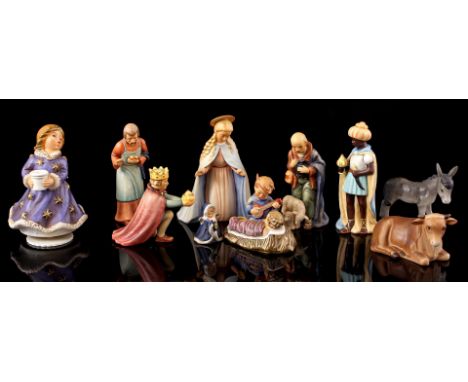 10 Goebel Hummel earthenware nativity figures including music box, largest statue 16.5 cm high