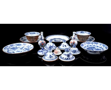 Lot of Chinese porcelain from the 18th century, b.u. 5 saucers, 11.5 cm diameter, 7 lids, 2 miniature vases and 2 Capuchin cu