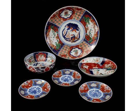 6 pieces of Imari porcelain including saucer, 40 cm diameter, saucer 25 cm diameter, bowl 8.5 cm high (damage to inside stand