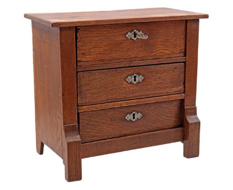 Scale model oak 3-drawer chest of drawers, 32 cm high, 35 cm wide, 19 cm deep