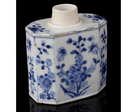 Porcelain octagonal tea caddy with blue floral decor, China Kangxi period ca. 1720, 11 cm high (fritting, missing lid)