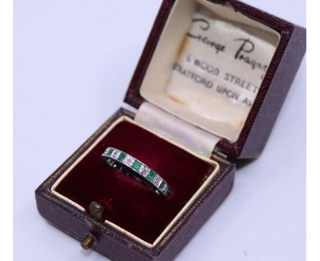 A precious white metal, emerald and diamond eternity ring, set alternating single cut diamonds and weight: 2.8g, size: MCondi