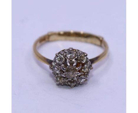 A diamond cluster ring, weight: 2.83g, size: L