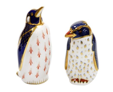 A Royal Crown Derby penguin porcelain paperweight, limited edition number 457/500, with silver stopper, 13cm high, boxed, and