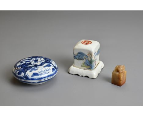 TWO CHINESE PORCELAIN ITEMS, 19/20TH CENTURY. To include a circular blue and white porcelain seal paste box, decorated with d