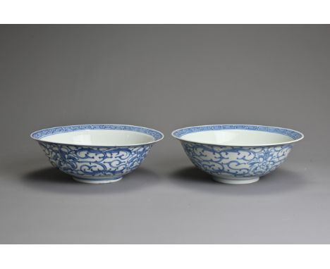 TWO CHINESE BLUE AND WHITE PORCELAIN BOWLS, 19TH CENTURY. Rounded bowls with everted rims decorated with sweet pea design and