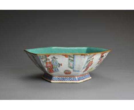 A CHINESE FAMILLE ROSE HEXAGONAL PORCELAIN BOWL, TONGZHI PERIOD (1861-75). Decorated to the exterior with various figures in 