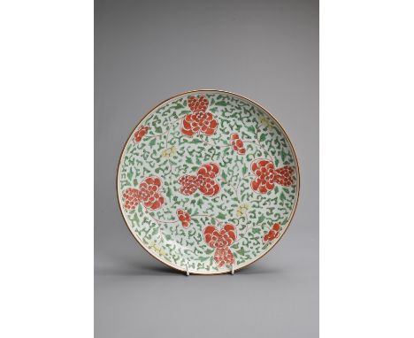 A CHINESE WUCAI PORCELAIN DISH, 17/18TH CENTURY. Decorated with peony blooms and foliage, with brown rim. 28cm diam. Good ove