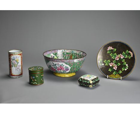 A GROUP OF CHINESE CLOISONNE AND CANTON ENAMEL ITEMS, 20TH CENTURY. To include a large bowl, a square form box and cover, a c