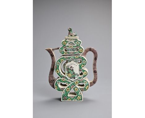 A CHINESE FAMILLE VERTE PORCELAIN TEAPOT, EARLY 20TH CENTURY. Shou character formed body with a lion dog finial cover, six ch