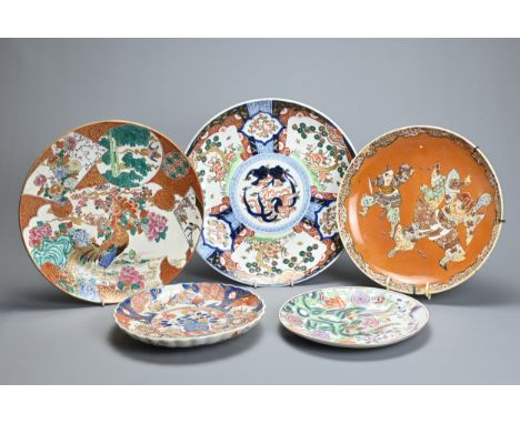 A COLLECTION OF CHINESE AND JAPANESE PLATES AND DISHES, LATE 19TH/20TH CENTURY. Comprising: a Satsuma circular dish decorated