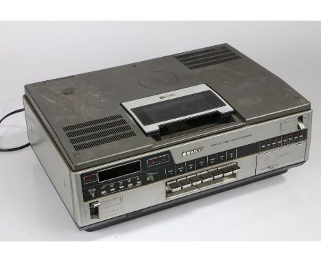 Sanyo VTC9300PN Betacord Video Cassette Recorder with electronic tuner
