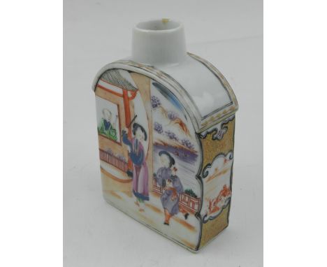 An 18th century Chinese export porcelain tea caddy, decorated with figures in a courtyard scene. H: 12.5cm