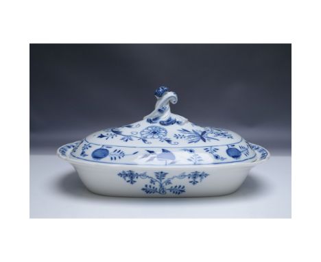 A Meissen porcelain covered serving dish in the Blue Onion pattern, featuring an ornate finial handle and delicate cobalt blu