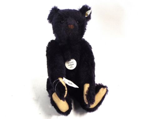 Steiff 1909 replica Teddybar with button to ear 055721