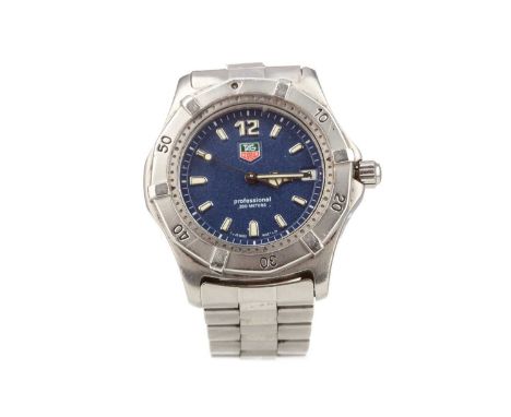 GENTLEMAN'S TAG HEUER PROFESSIONAL STAINLESS STEEL QUARTZ WRIST WATCH,the round blue dial with baton hour markers, outer seco