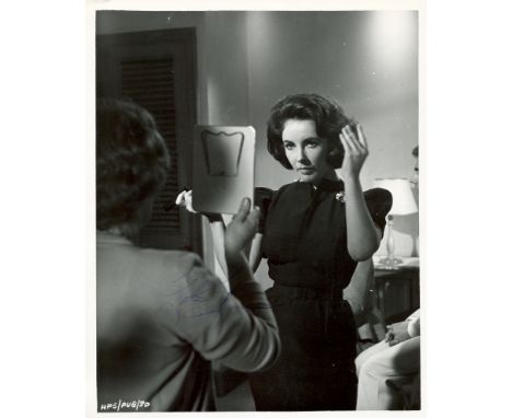 TAYLOR ELIZABETH: (1932- 2011) English Actress, Academy Award winner. Signed 8 x 10 photograph by Taylor, the image depicting