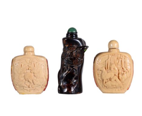 Ω A Chinese ivory snuff bottle , Qing Dynasty, circa 1900-1910, caved with two facing Buddhist lions facing a brocade ball, t